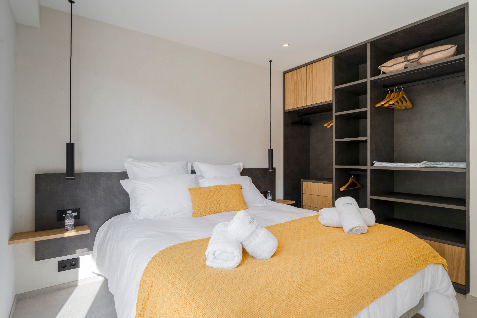 Chambre ocre